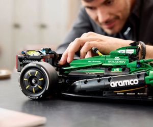 LEGO® Technic Кола Aston Martin Aramco AMR25 F1®  42240 