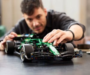 LEGO® Technic Кола Aston Martin Aramco AMR25 F1®  42240 
